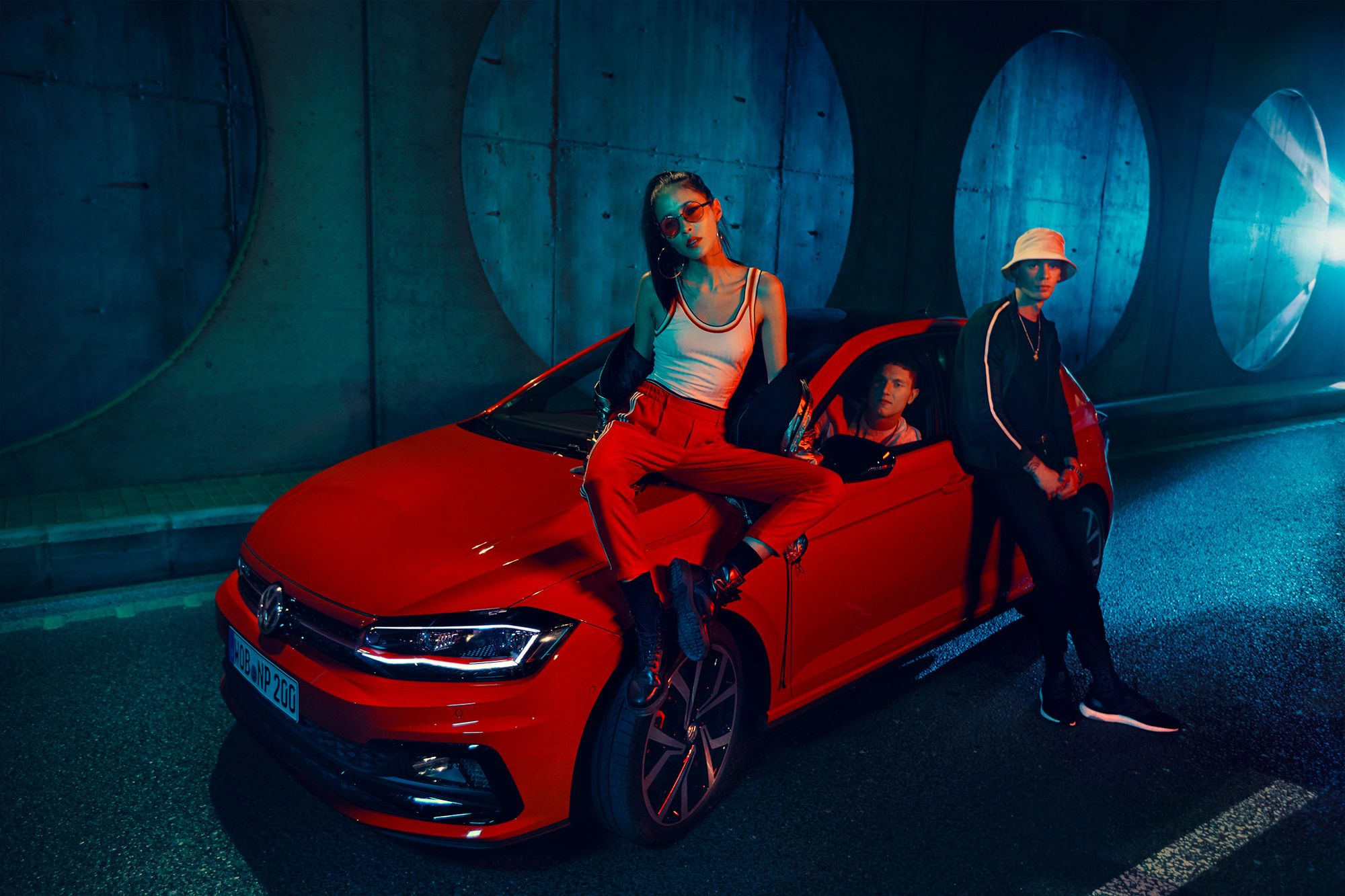Polo GTI bei Nacht mit Menschen